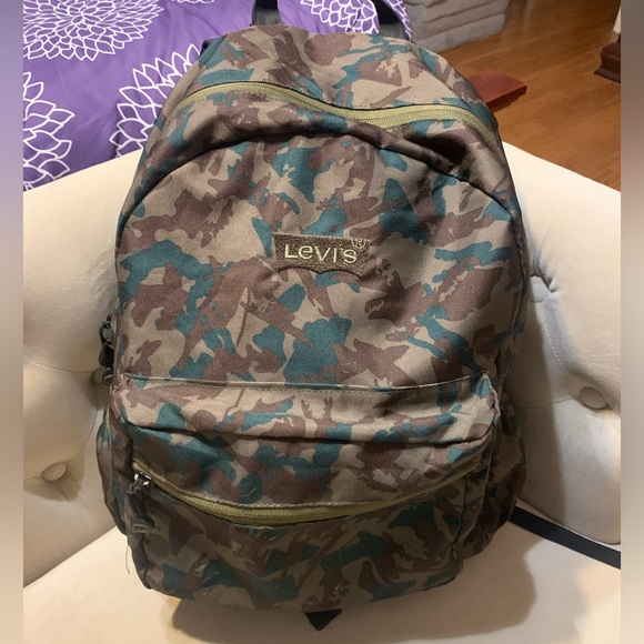 Levi's Other - Full size Levi back pack with zipper front pouch and two netted side pouches EUC